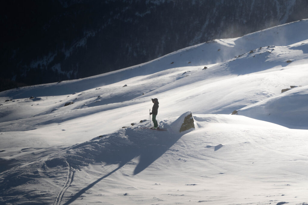 Skifahrer Wirft einen Blick in die verschneite Berglandschaft in Sölden